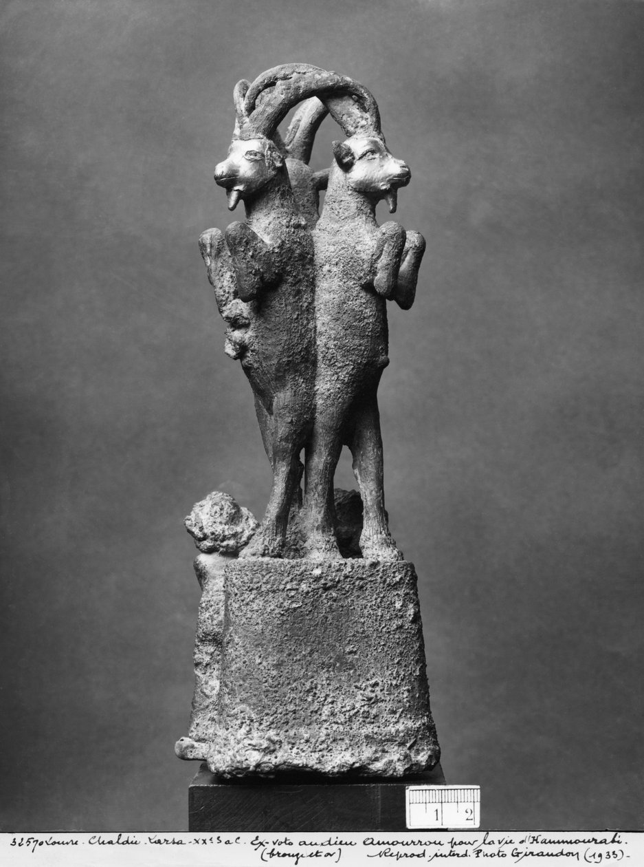 Tassenständer aus drei Steinböcken, Rückansicht, ca. 1750 v. Chr. von Mesopotamian