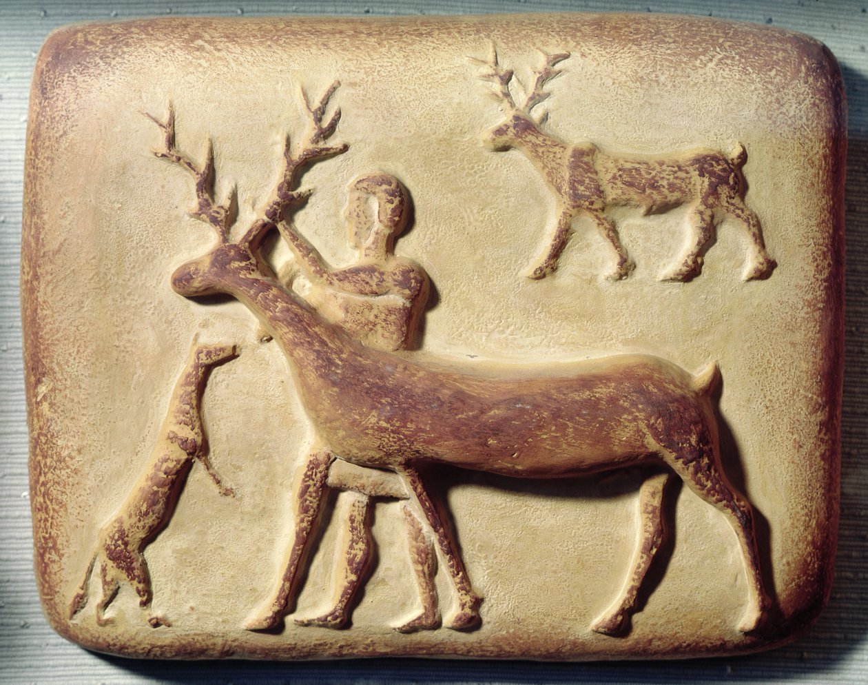 Bemaltes Relief, das einen Mann mit Hirschen darstellt, aus Mari, Mittlerer Euphrat von Mesopotamian
