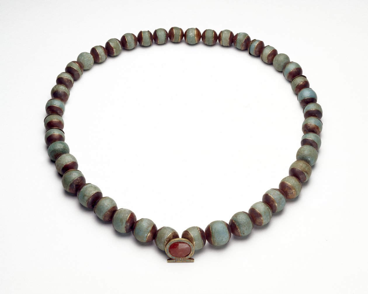 Fayencezylinder und Halskette mit Gold-, Türkis- und Karneolanhänger in Form eines Shen-Rings, dem Zeichen der Ewigkeit von Middle Kingdom Egyptian