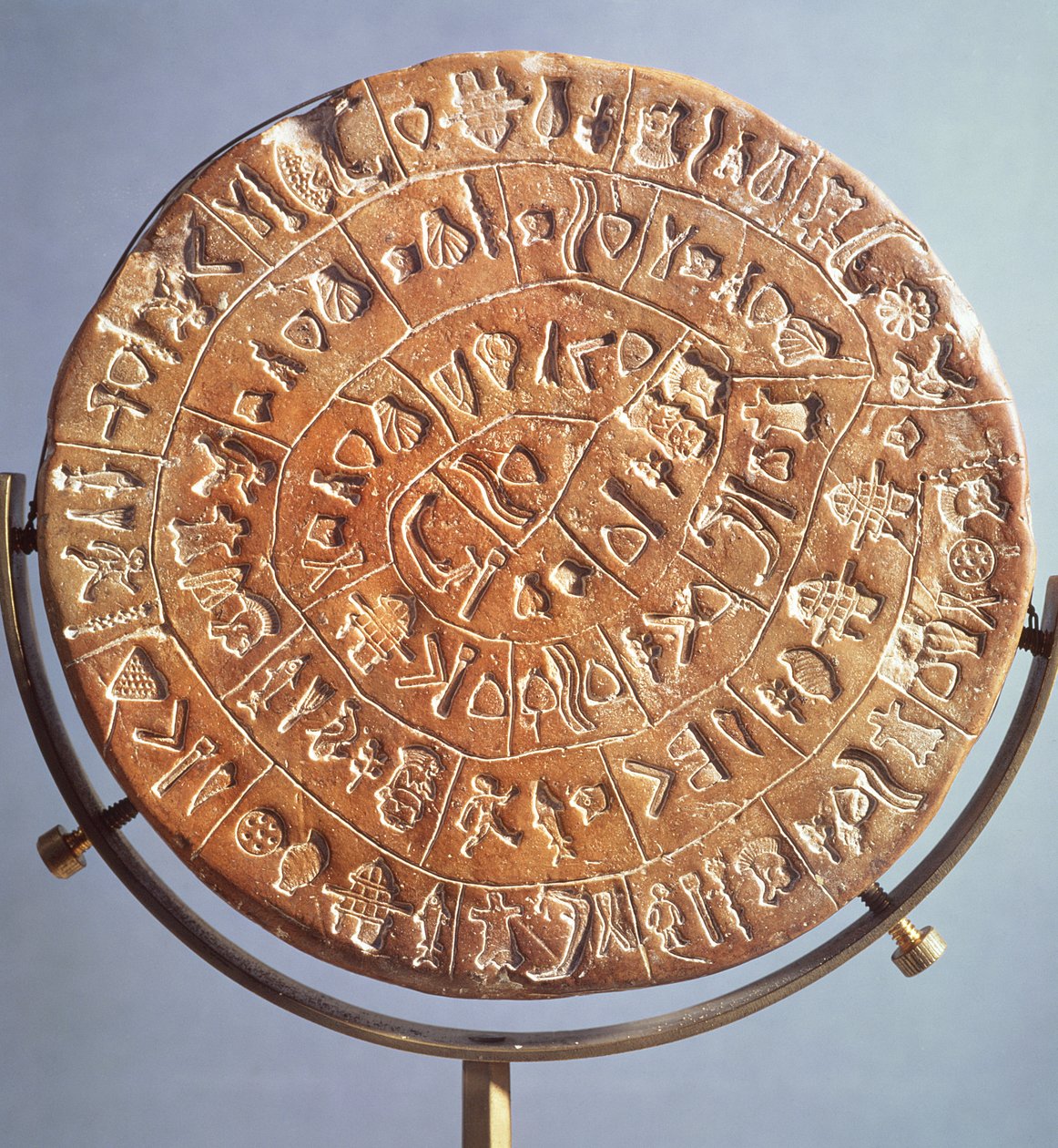 Der Phaistos-Diskus mit Symbolen unbekannter Bedeutung, aus Kreta, ca. 1650 v. Chr. von Minoan