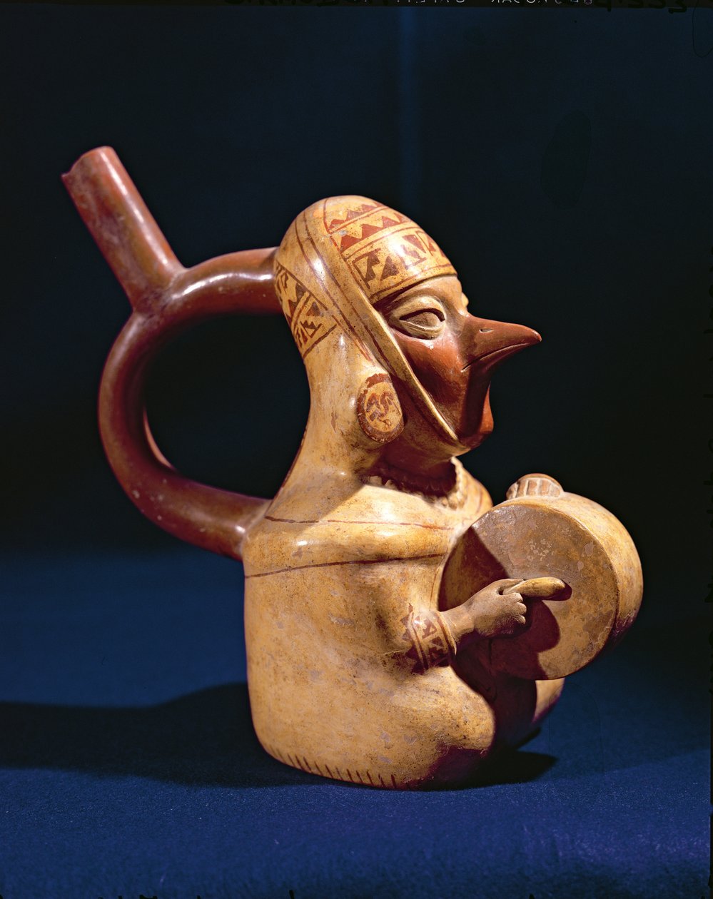 Steigbügelvase in Form eines Mannes, der eine Trommel spielt, 200-800 (Keramik) von Moche