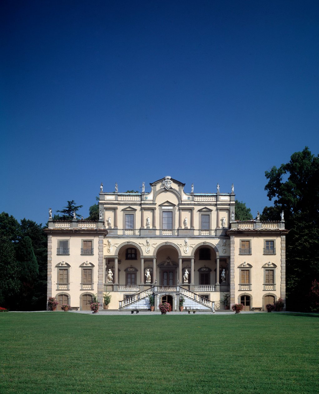 Fassade der Villa Mansi von Muzio (circle of) Oddi