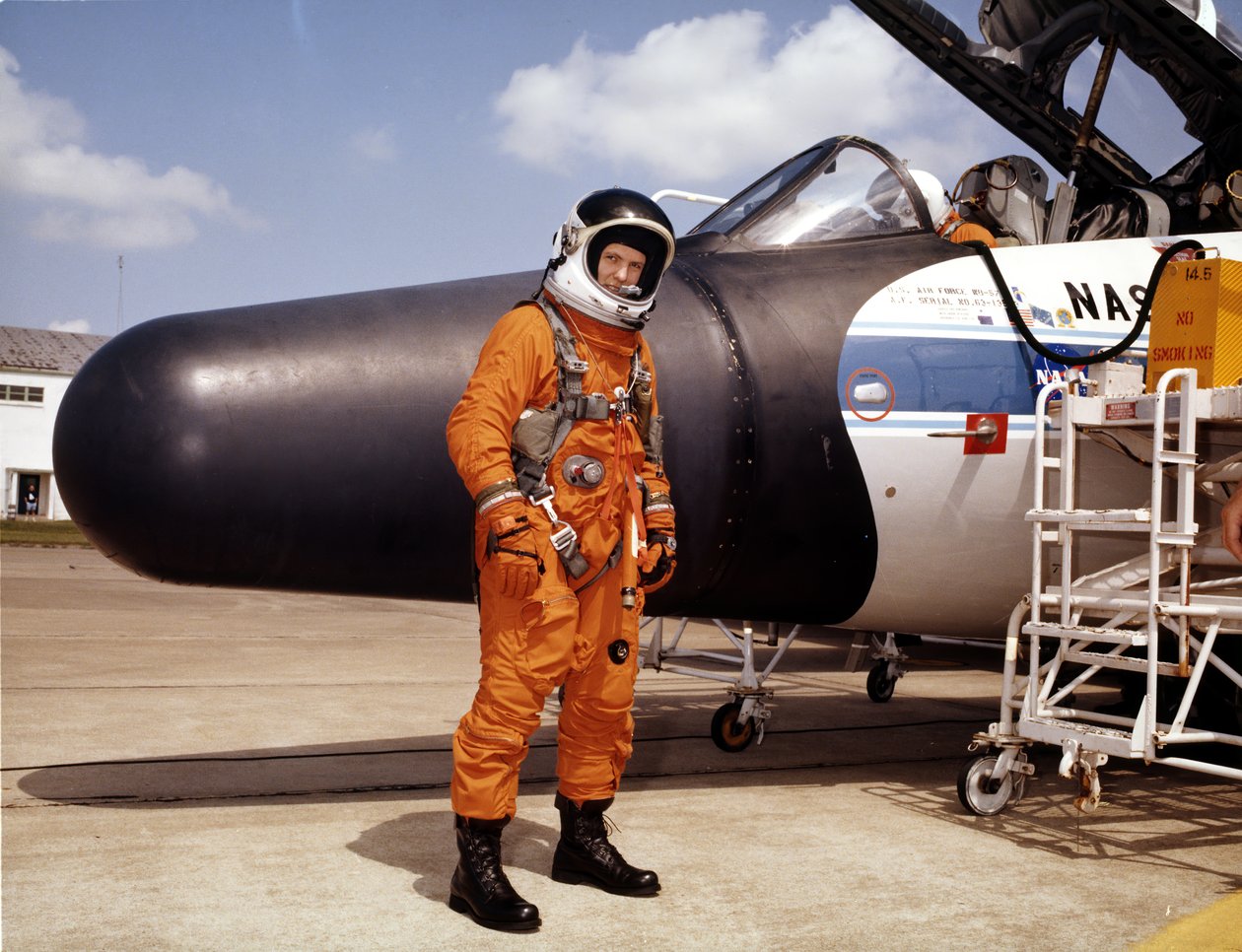 NASA-Astronaut mit Experimentalflugzeug, 1979 von NASA Images