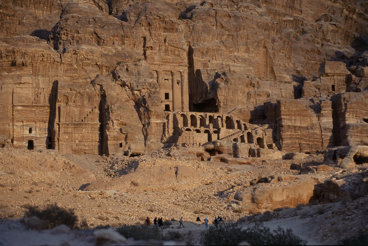 Ansicht der in den Fels gehauenen Gräber von Nabatean