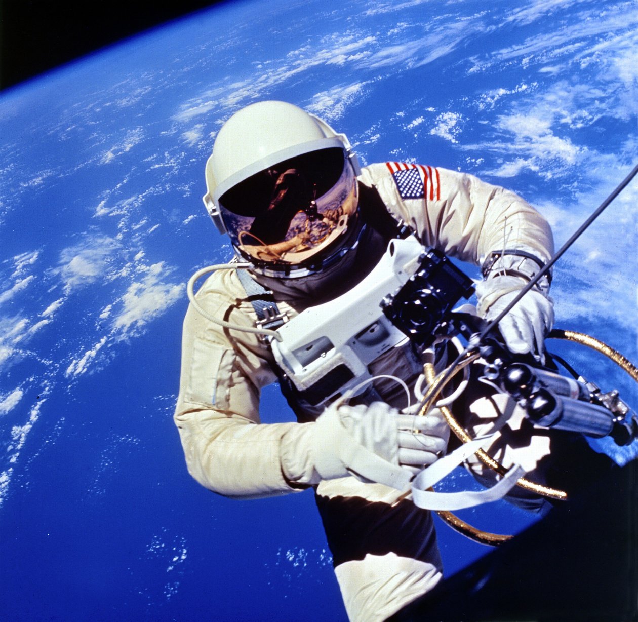 US-Astronaut Edward H. White II führt externe Aufgaben während der dritten Umlaufbahn des Gemini-Titan-4-Flugs durch. von National Aeronautics and Space Administration National Aeronautics and Space Administration