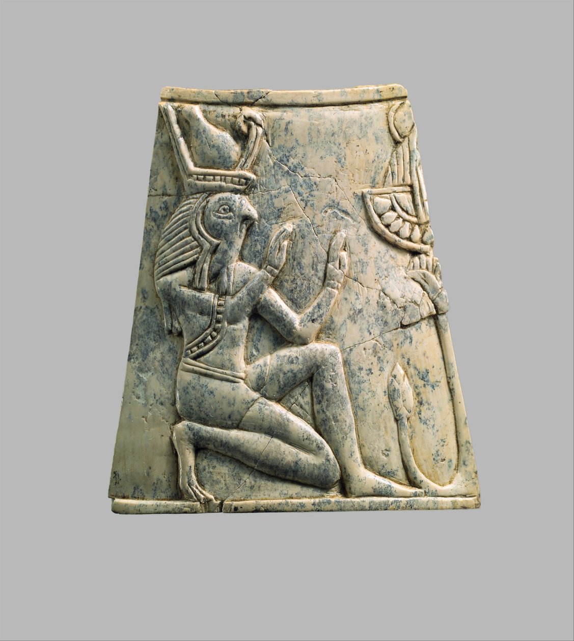 Plakette mit falkenköpfigem Re, der die Krone von Ober- und Unterägypten trägt, ca. 8.-7. Jahrhundert v. Chr. von Neo Assyrian