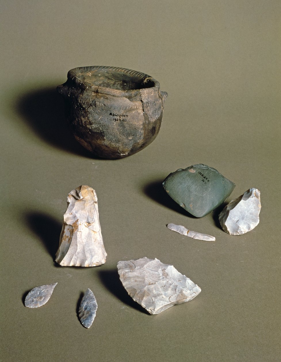 Keramik, Äxte und Pfeilspitzen aus einem neolithischen Lager in Abingdon, Berkshire, wahrscheinlich 6000-4000 v. Chr. von Neolithic