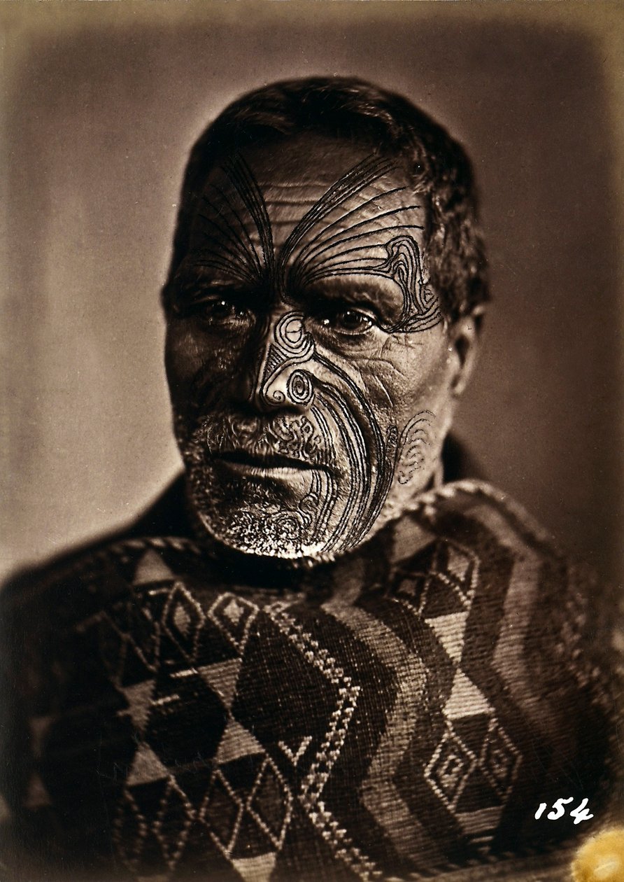 Porträt eines Maori mit tätowiertem Gesicht von New Zealand Photographer