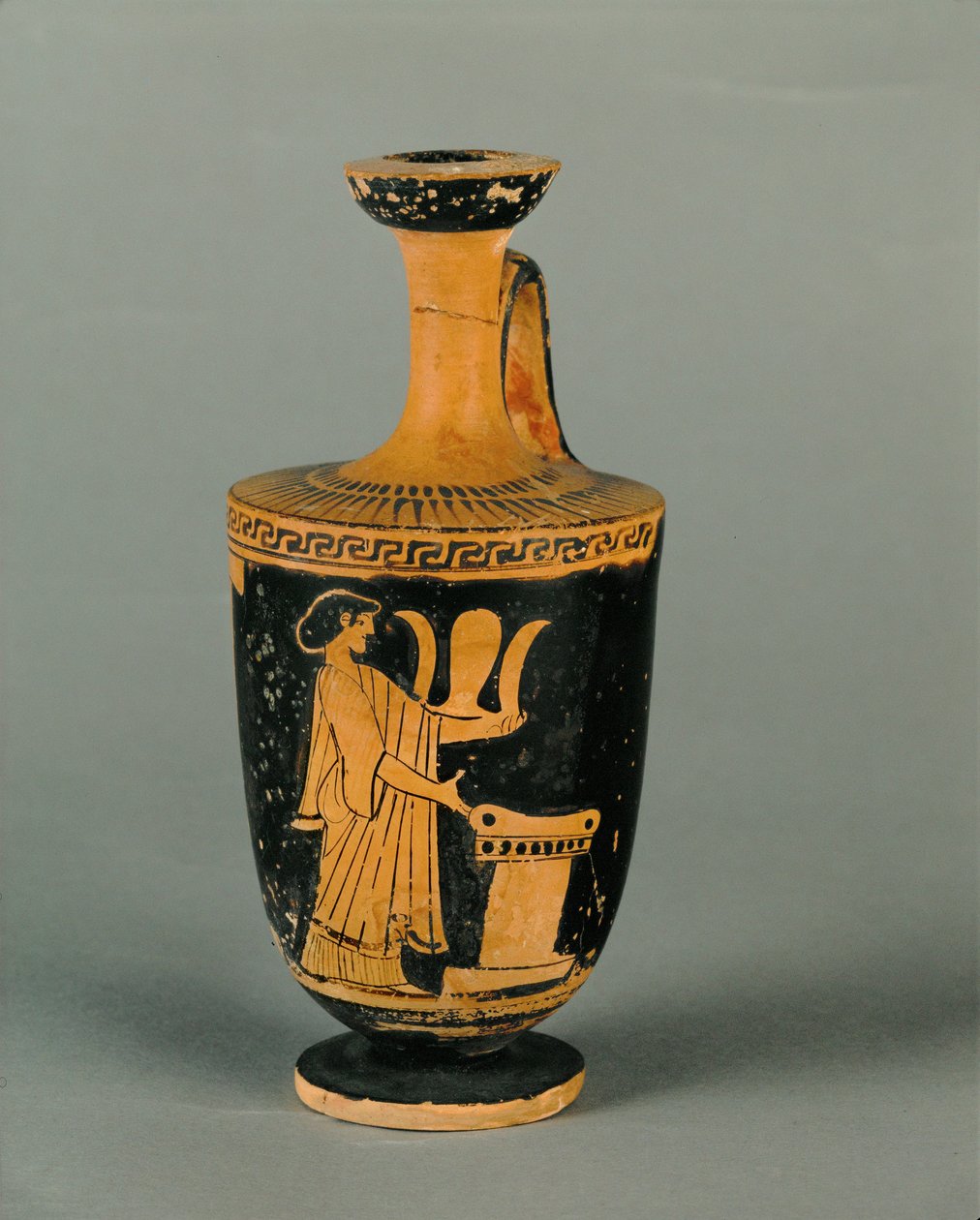 Frau an einem Altar. Kleine, rotfigurige Lekythos von Painter Icarus