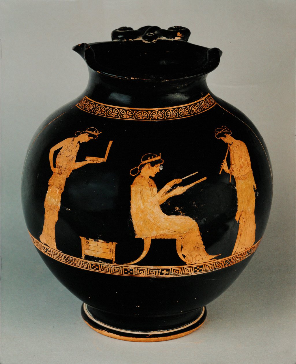 Drei Musen. Rotfigurige Oinochoe von Painter Methyse