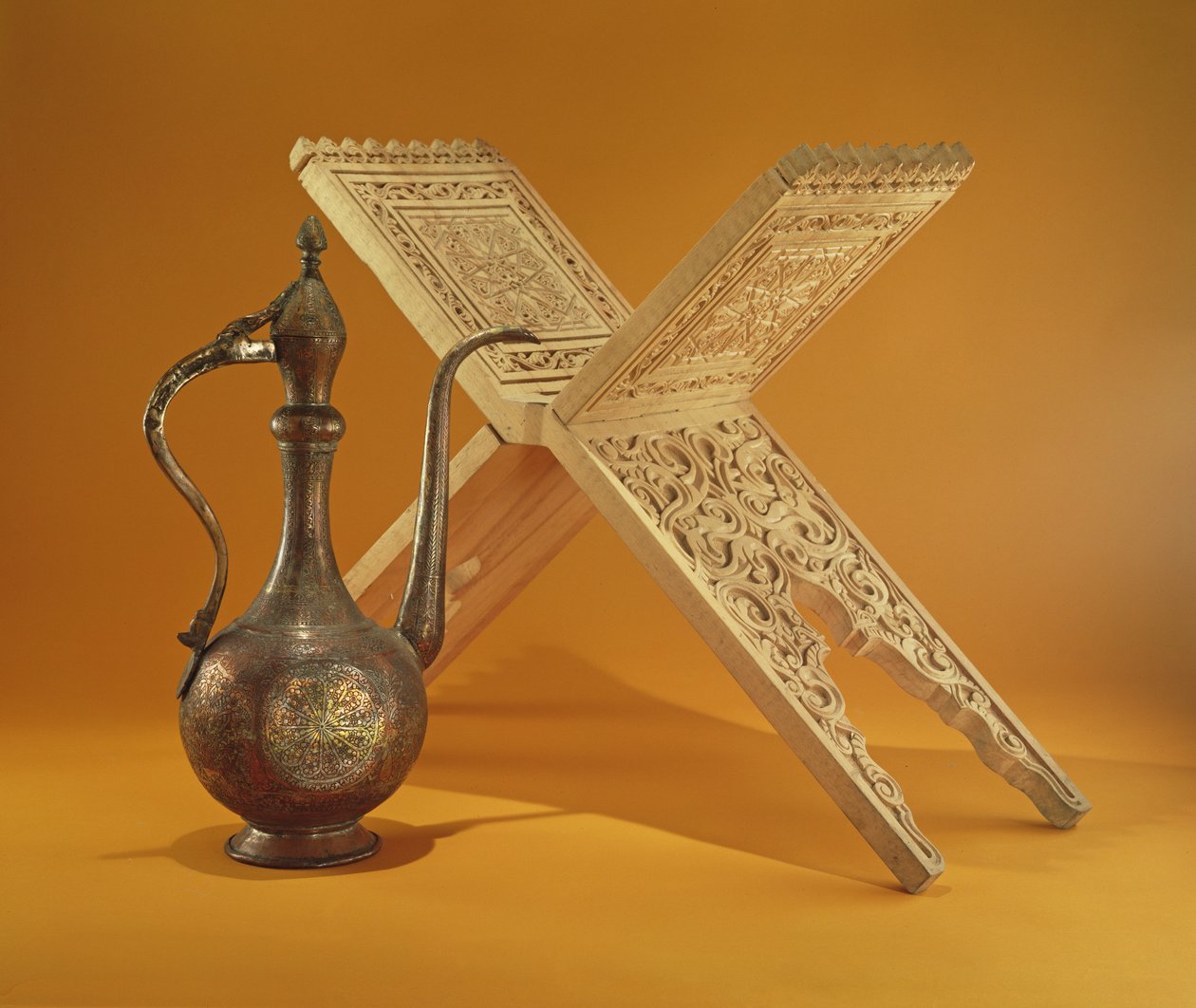 Kupfergefäß und Koranständer (geschnitztes Holz) von Pakistani School