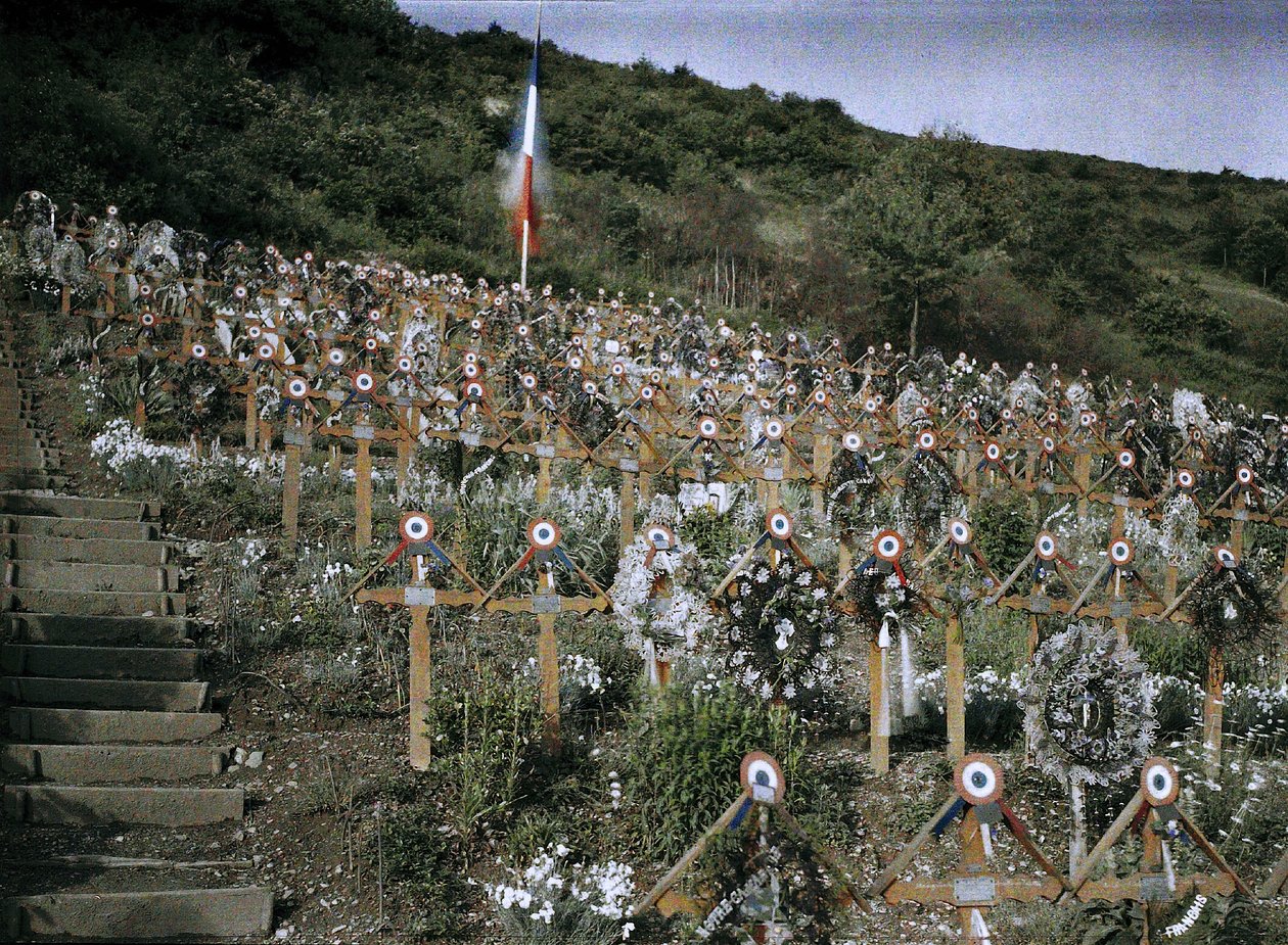 Ein Militärfriedhof an einem Hang in der Stadt Moosch, Elsass, Frankreich, 1917 von Paul Castelnau