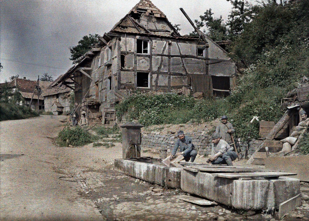 Zwei französische Soldaten, die einer Telefonstation zugewiesen sind, waschen ihre Wäsche in einem Trog, Largitzen, Département Haut-Rhin, Elsass, Frankreich, 18. Juni 1917 von Paul Castelnau