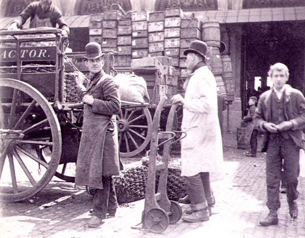 Entladen am Billingsgate-Markt von Paul Martin