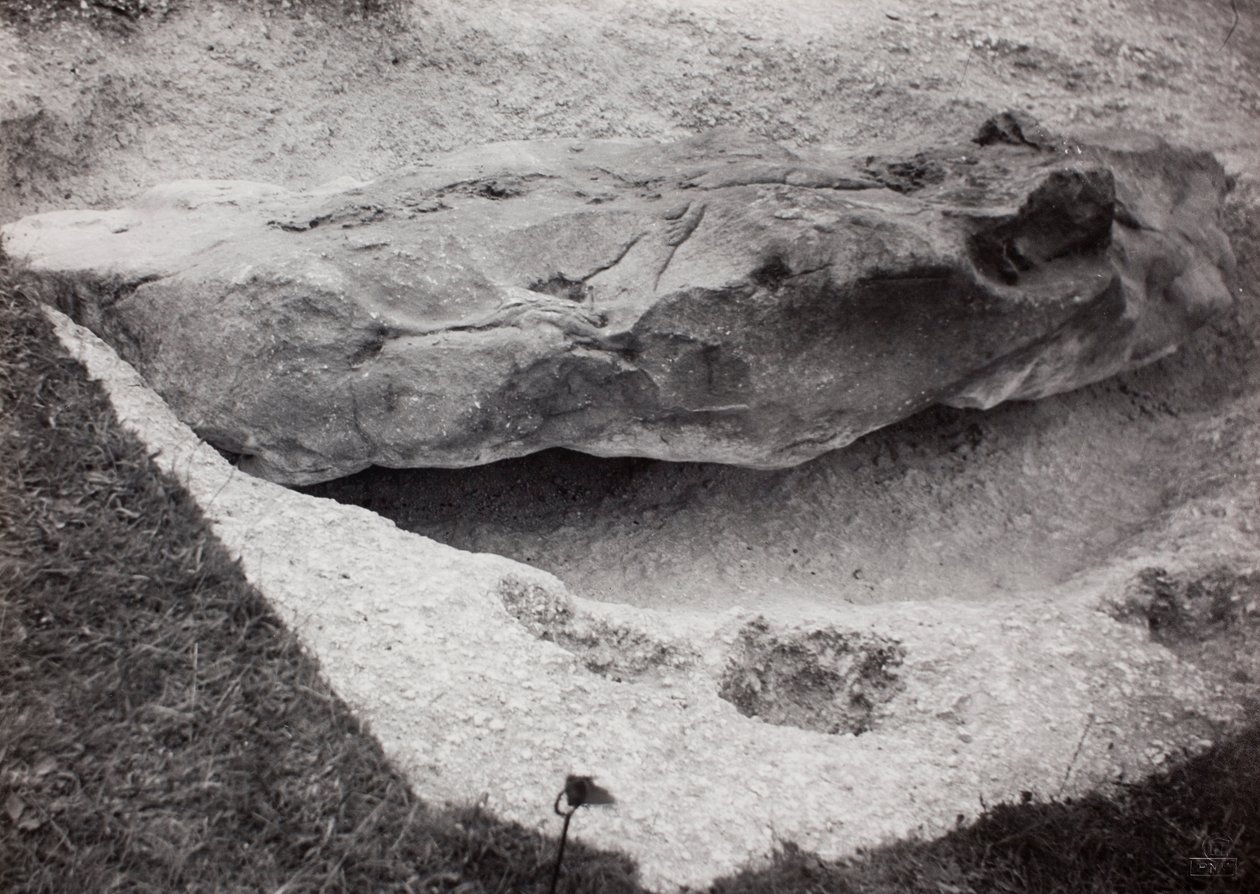 Felsen in Gras eingelassen von Paul Nash