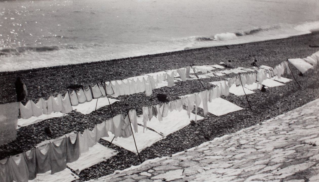 Wäsche trocknet am Strand, Nizza von Paul Nash