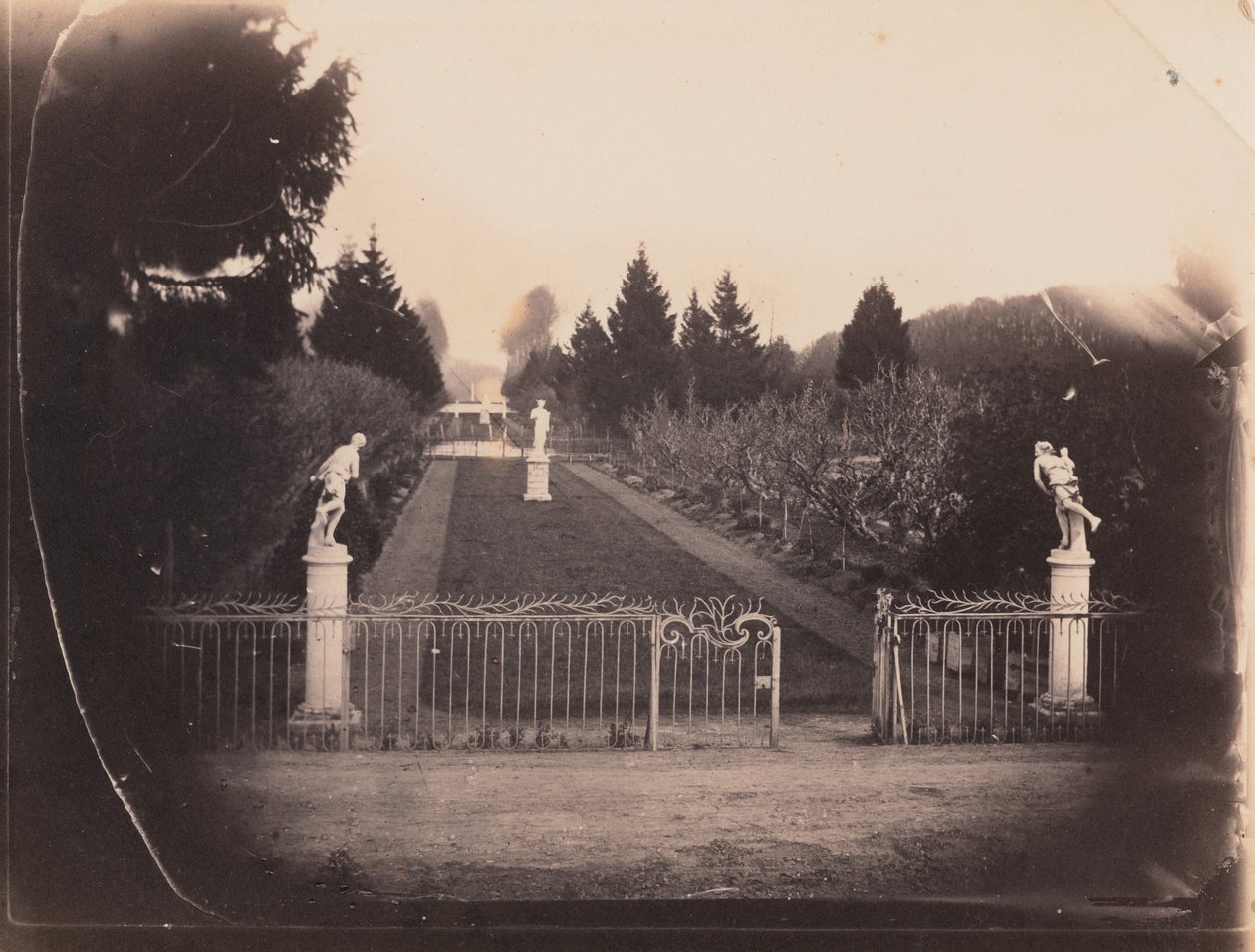 Gartenszene mit Statuen von Paul Thivier
