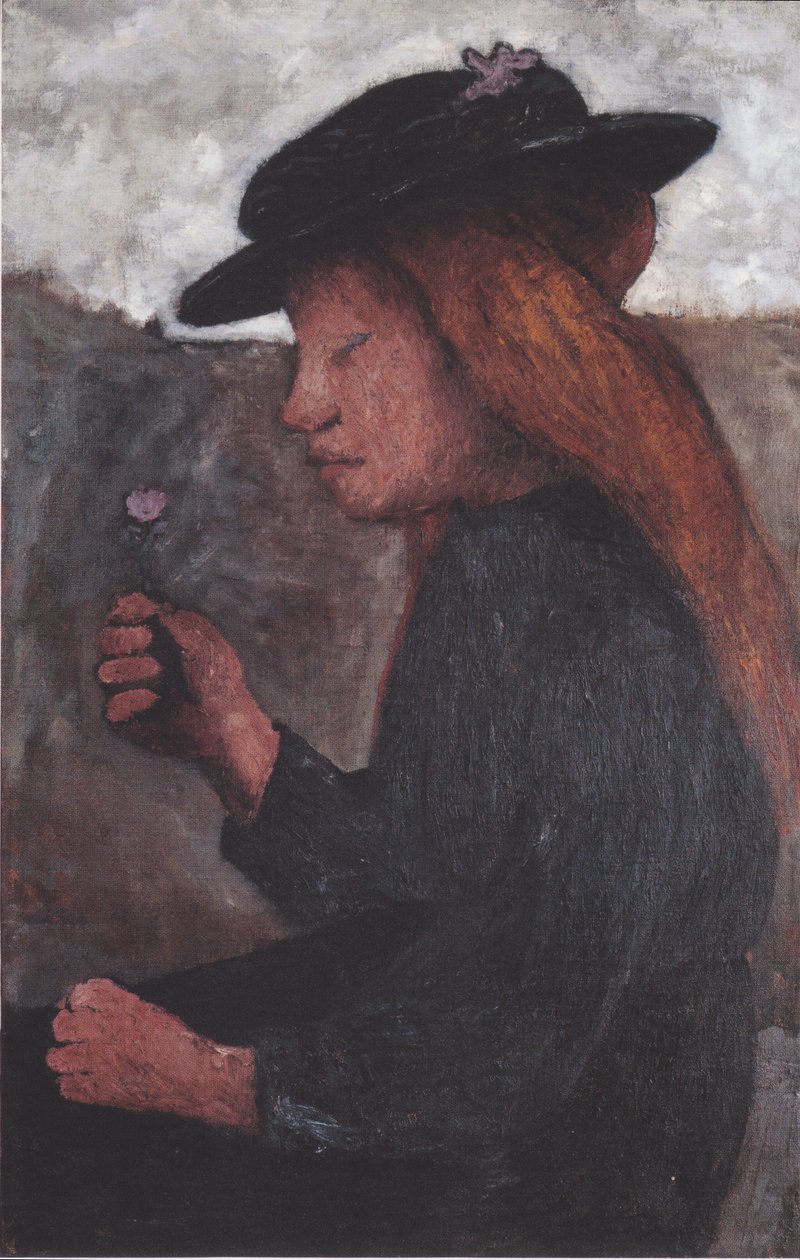 Sitzendes Mädchen mit schwarzem Hut und Blume in der rechten Hand von Paula Modersohn Becker