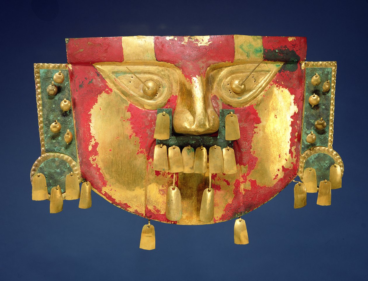 Inka-Maske (Gold mit roter und grüner Farbe) von Peruvian School