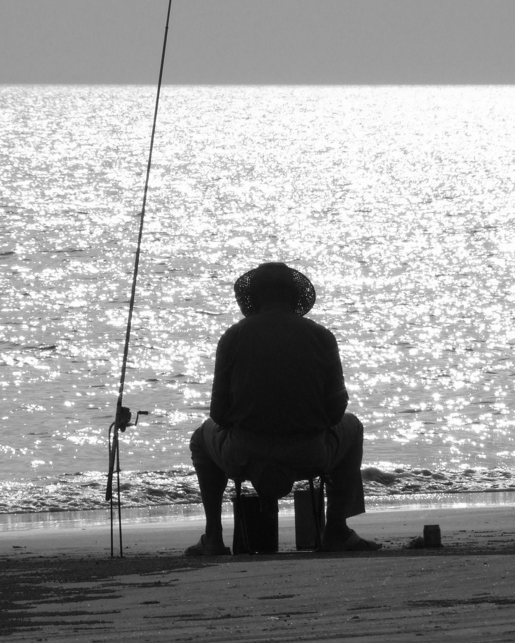 Angeln am Strand von Sanya... China, 2008 von Peter McClure