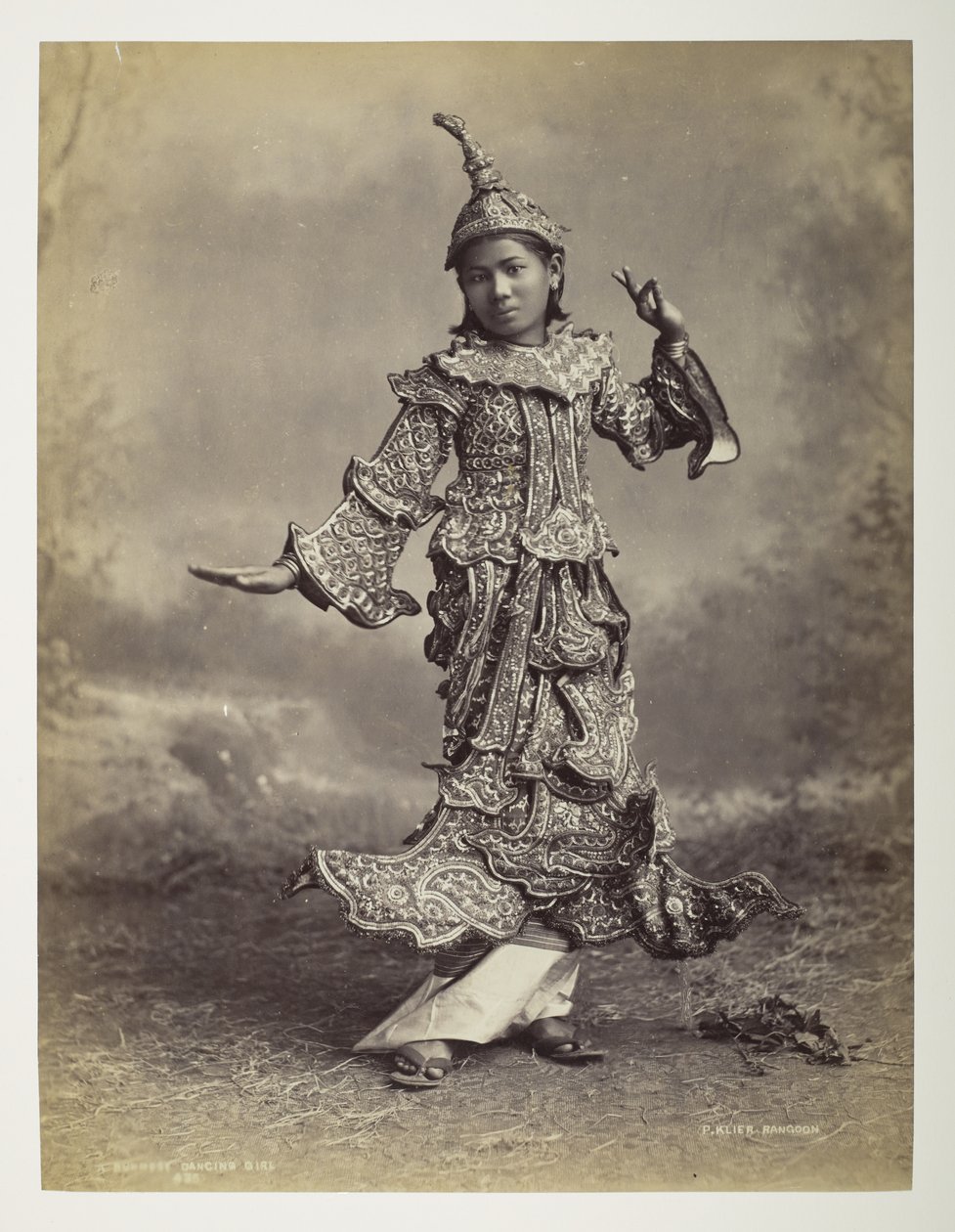 Burmesisches Tanzmädchen, Ansichten von Burma von Philip Adolphe Klier