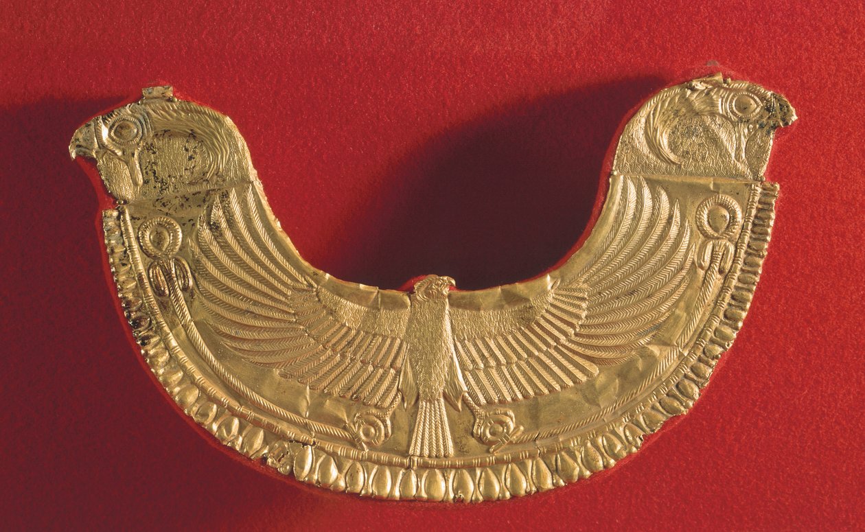 Pektoralschmuck mit Enden in Form eines Falkenkopfes und verziert mit einem Falken, der zwei Palmen trägt, aus dem Grab von König Ip Abi Shemu in Byblos um 1800-1700 v. Chr. von Phoenician