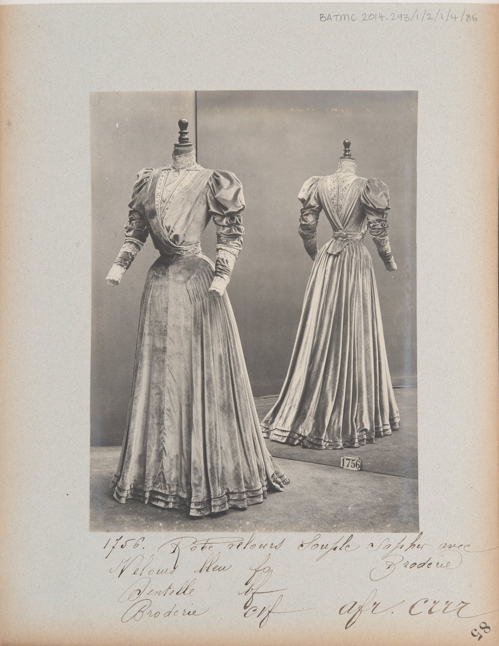 Albumseite: House of Worth, Kleid von Photographer French