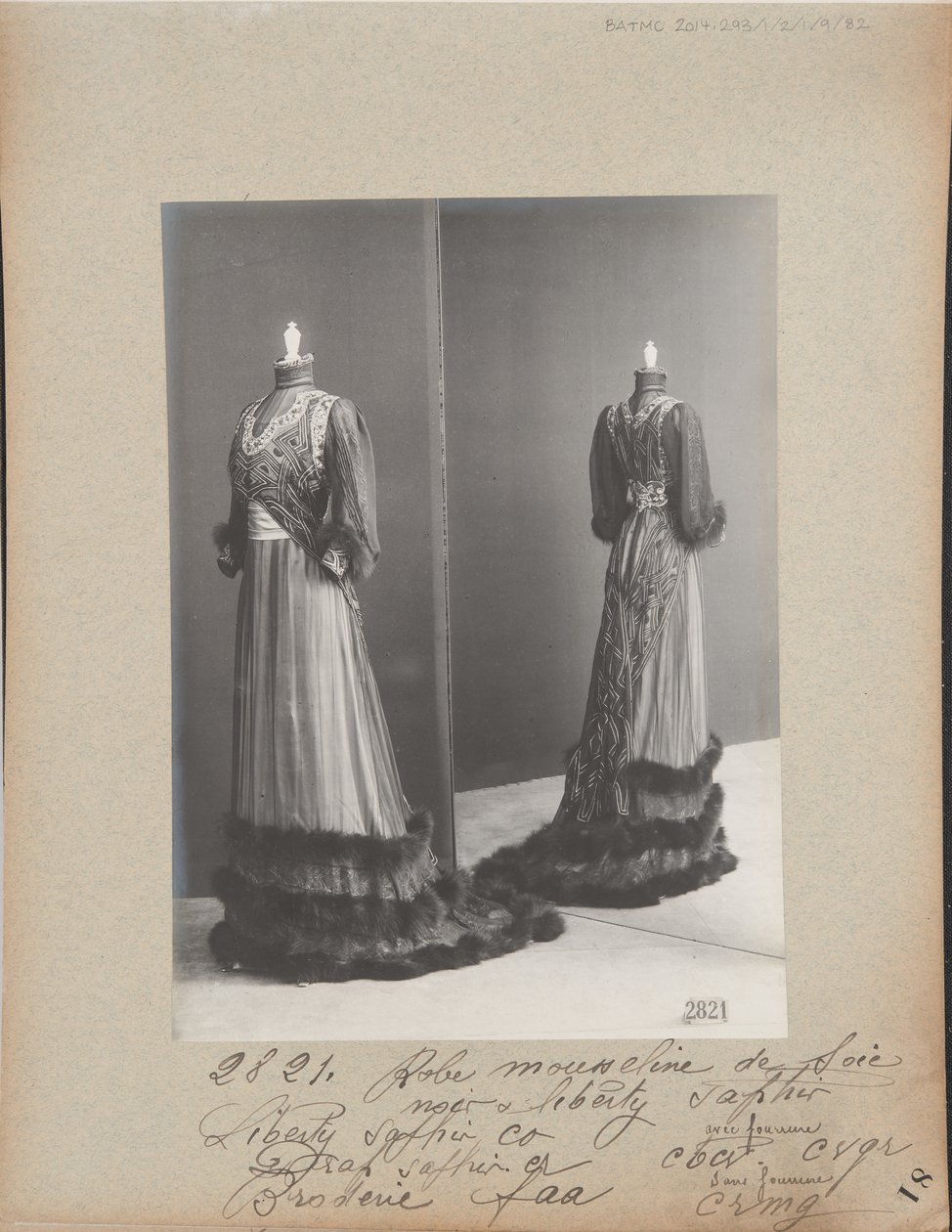 Albumseite: House of Worth, Kleid von Photographer French
