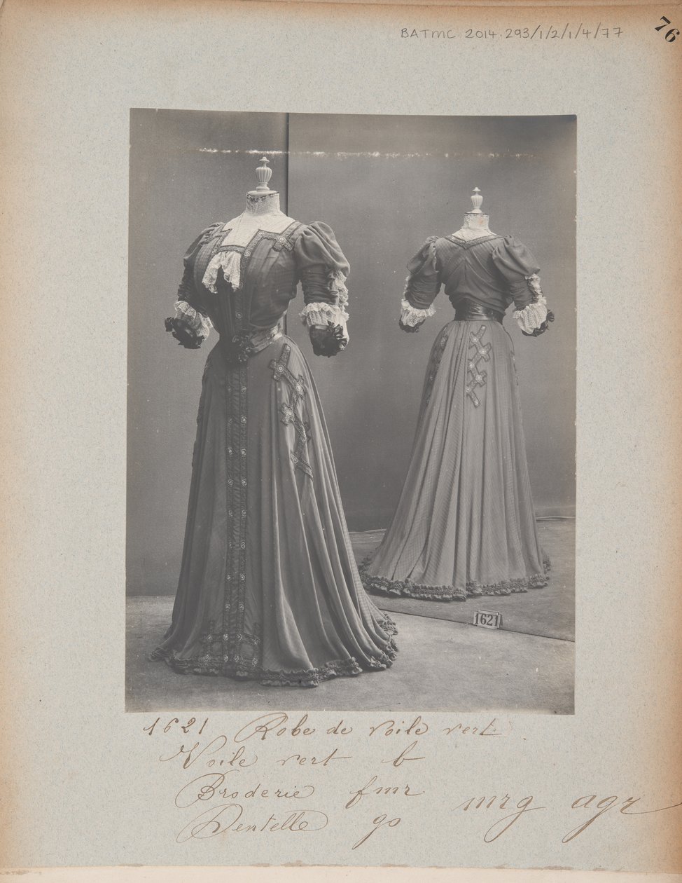 Albumseite: House of Worth, Kleid von Photographer French