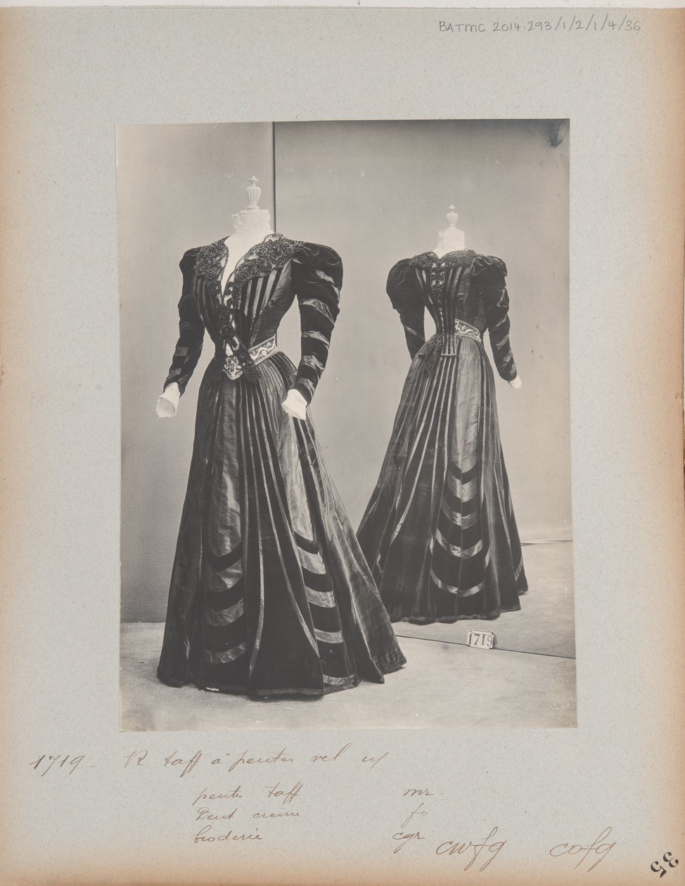 Albumseite: House of Worth, Kleid von Photographer French
