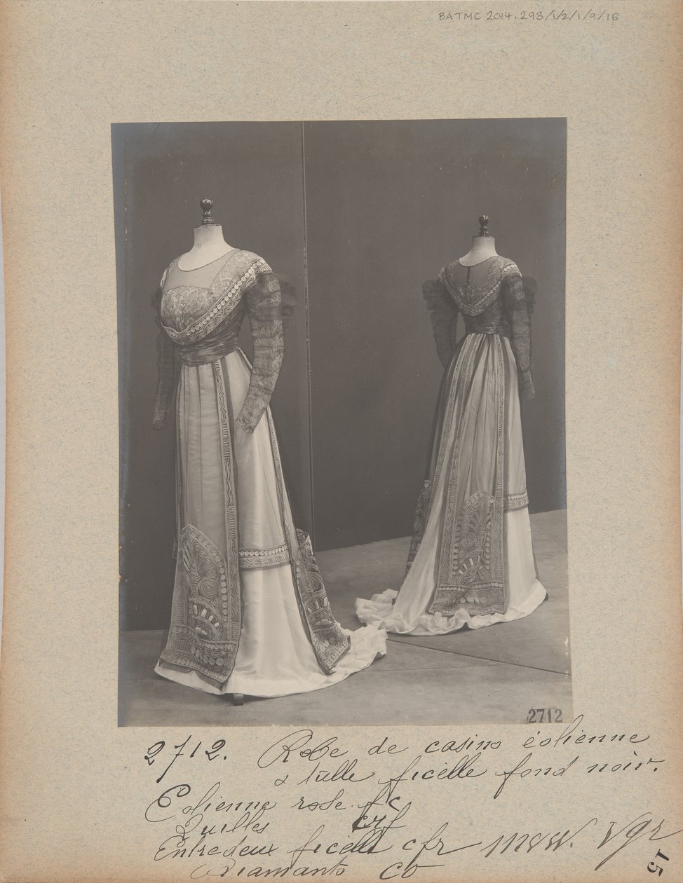 Albumseite: House of Worth, Kleid von Photographer French