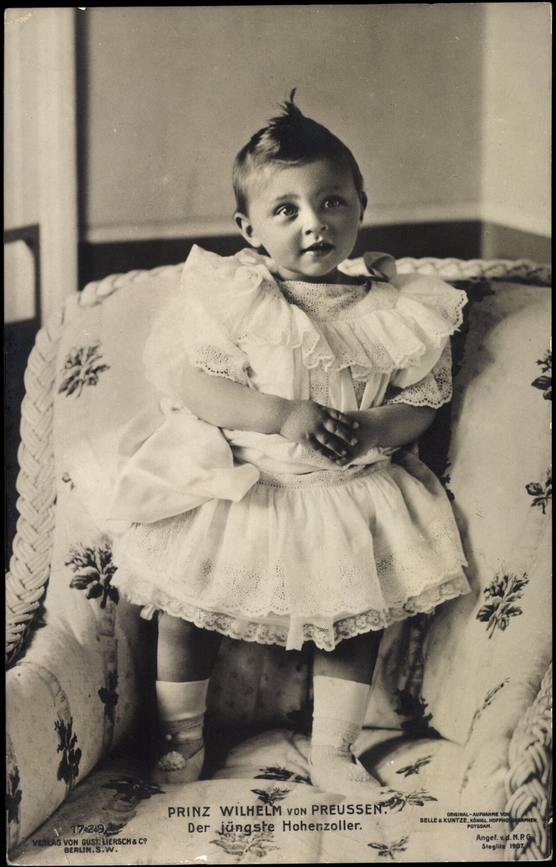 Prinz Wilhelm von Preußen in einem Sessel von Photographer German
