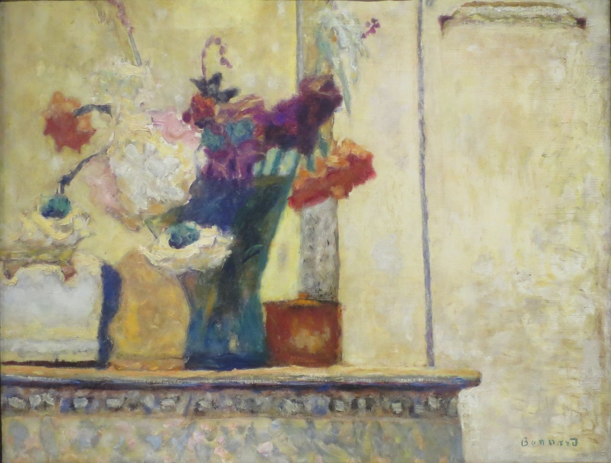 Blumen auf einem Kaminsims von Pierre Bonnard