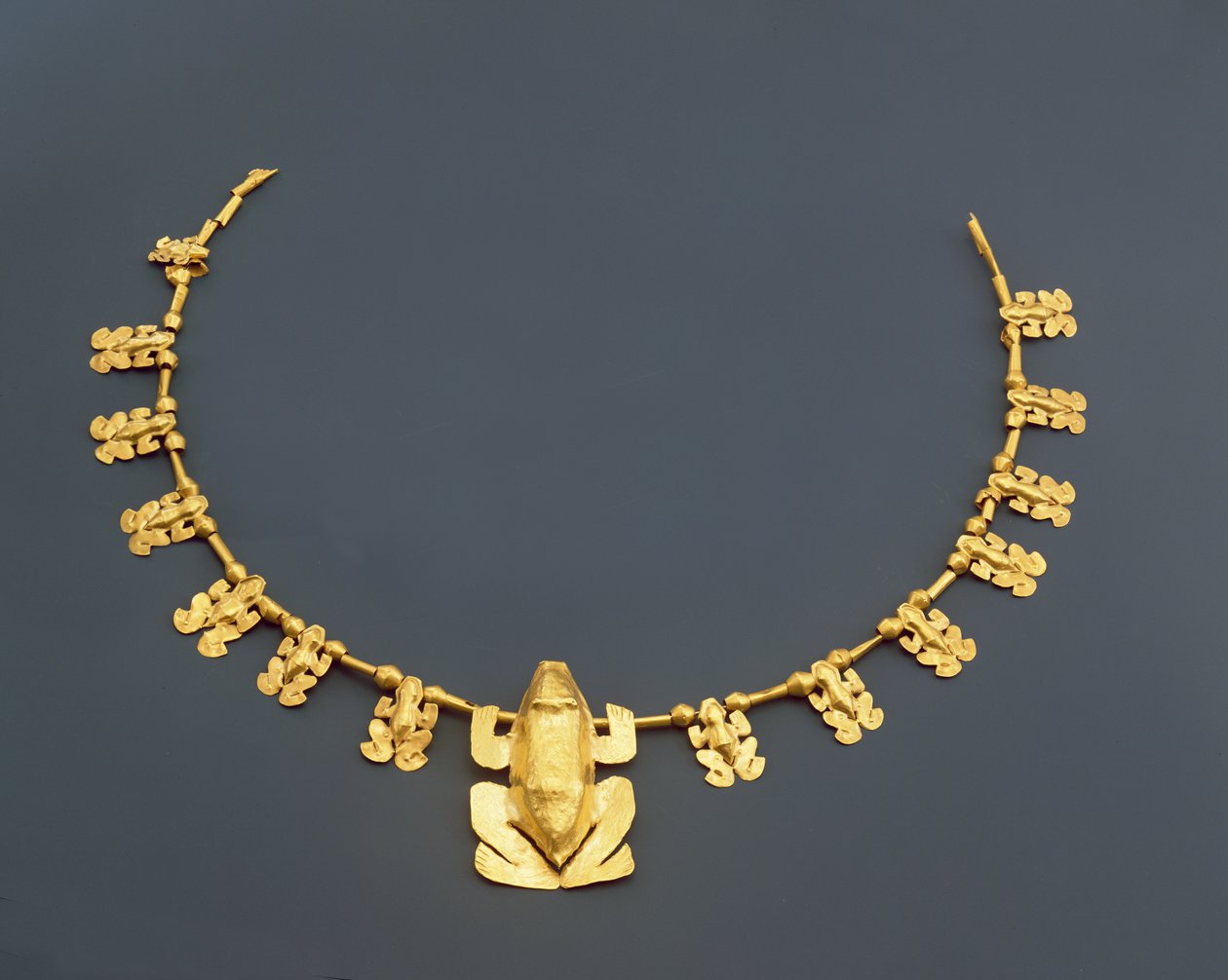 Quimbaya-Halskette mit Fröschen, aus Kolumbien (gehämmertes Gold) von Pre Columbian
