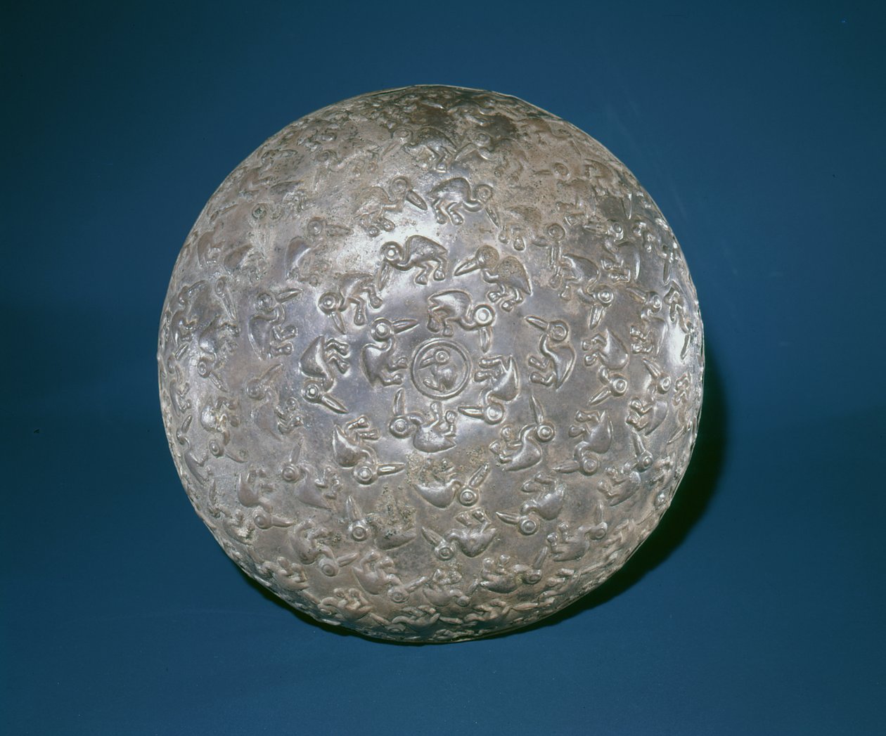 Boden einer Schale aus getriebenem Silber, Chimu-Stil von Pre Columbian Pre Columbian