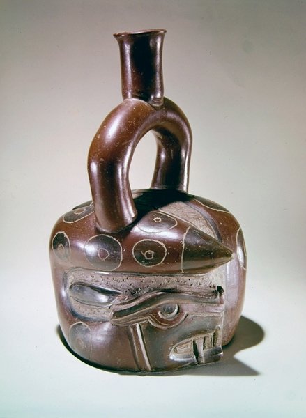 Bemalter und gravierter Krug, verziert mit Puma-Kopf-Schlangen, aus Sausal, Chicama-Tal, Peru von Pre Columbian Pre Columbian