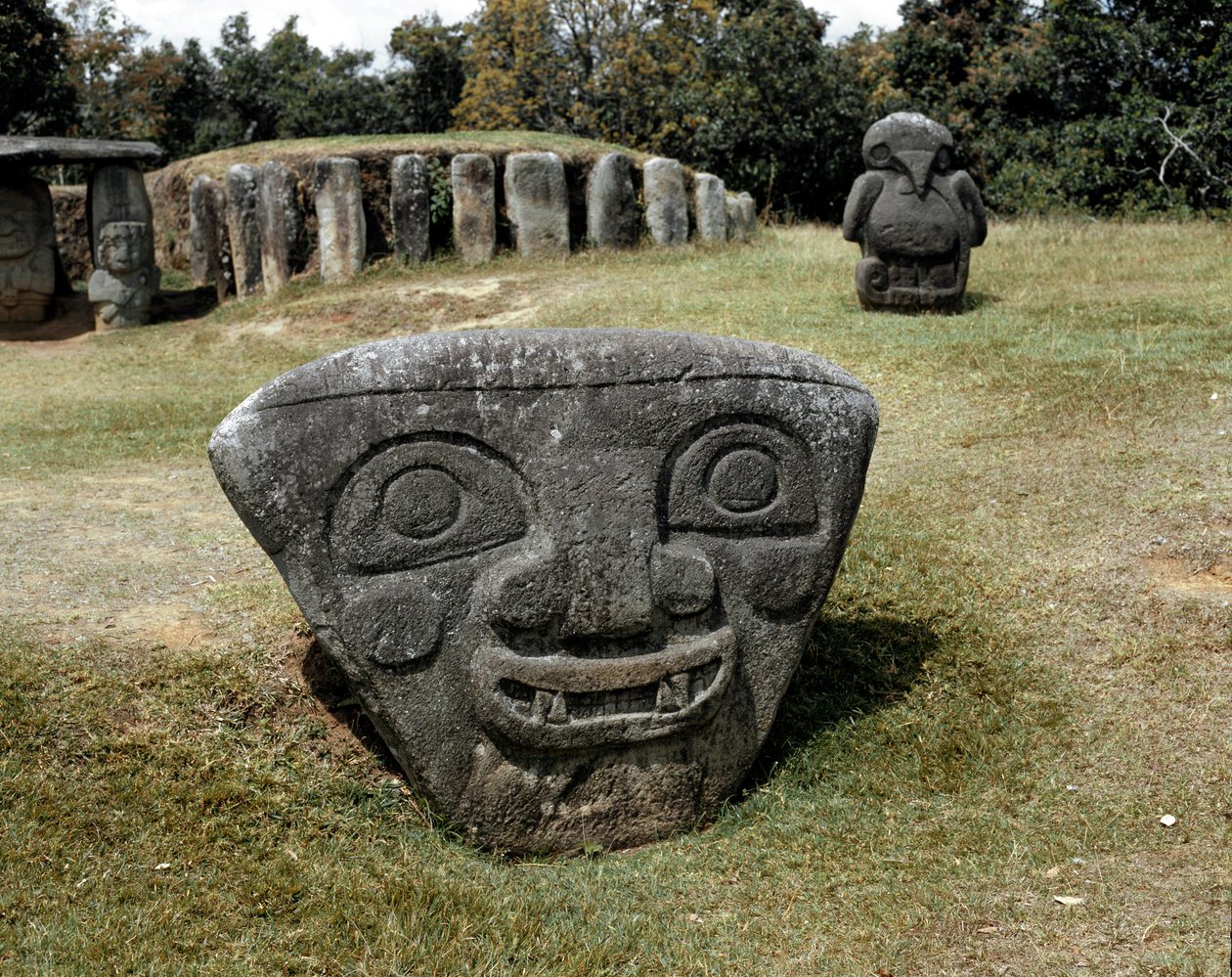 Megalithische Skulptur eines dreieckigen Kopfes von Pre Columbian Pre Columbian