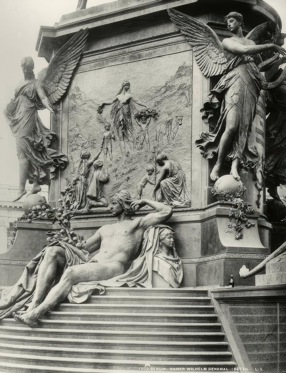 Berlin, Denkmal Kaiser Wilhelm I., Sockel von Reinhold Begas