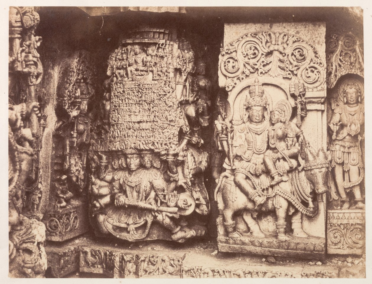 Hoysalesvara-Tempelskulptur, Halebid, 1856-1857 von Richard Banner Oakeley