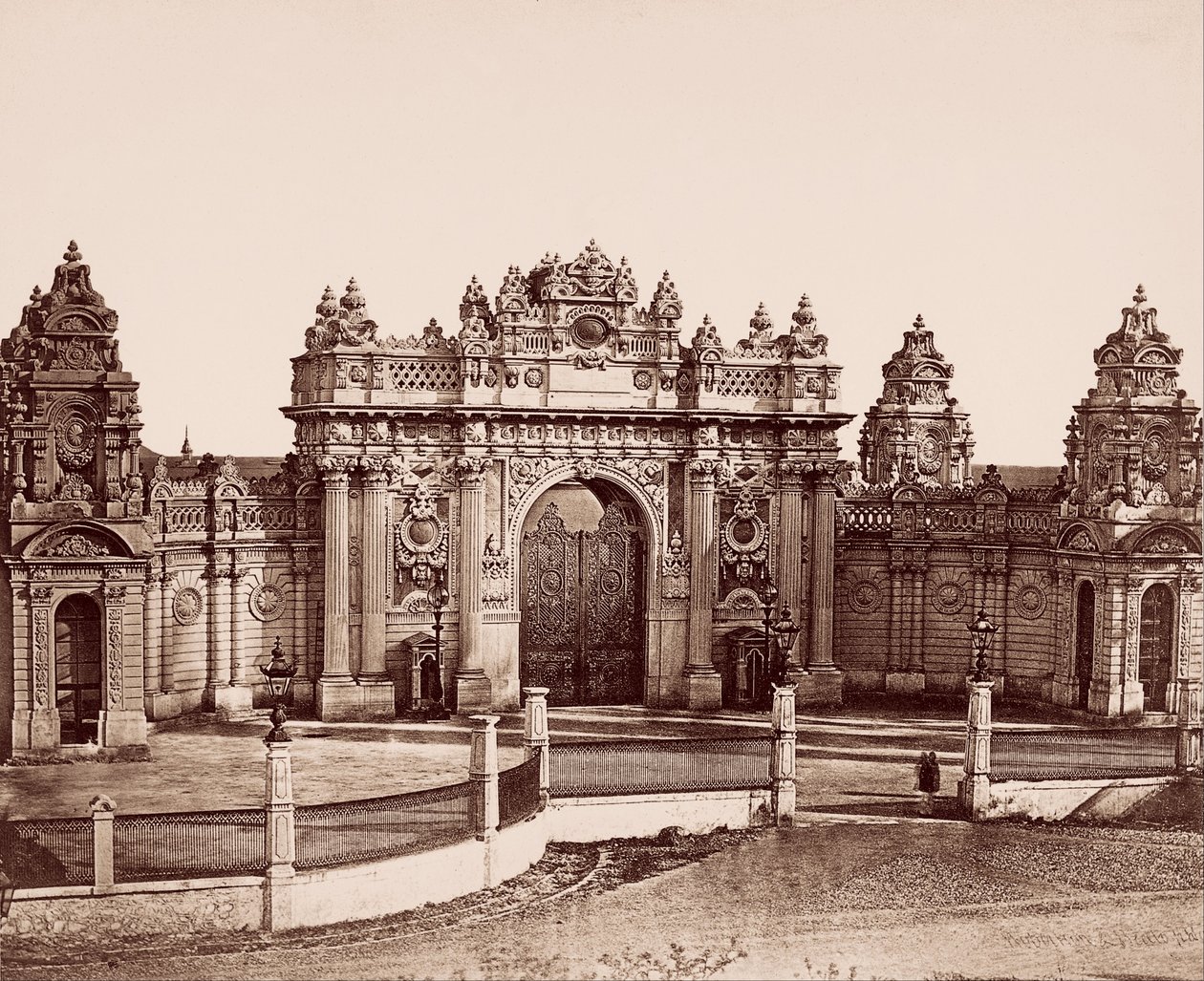 Dolmabahçe-Palast, Kaiserliches Tor von Robertson and Beato