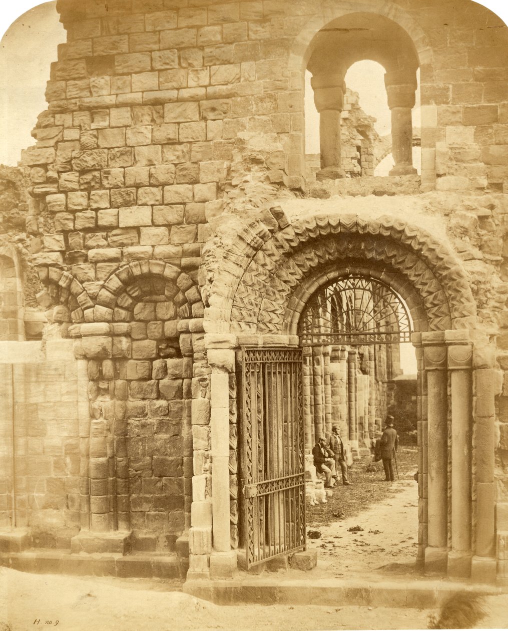 Kirchenruinen mit drei Männern von Roger Fenton
