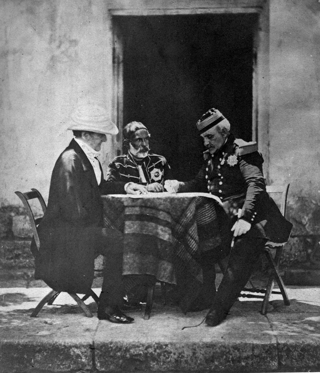 Kriegsrat am Morgen der Einnahme von Mamelon, 1855 von Roger Fenton