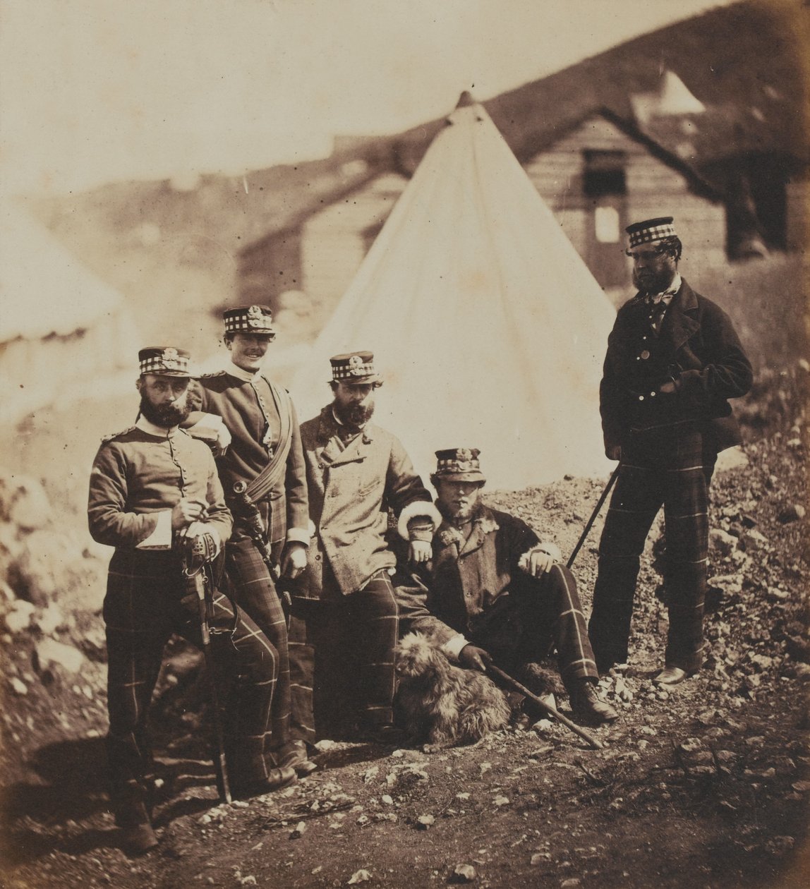 Offiziere des 71. (Highland) Regiments zu Fuß (Leichte Infanterie) aus einem Album mit 52 Fotografien im Zusammenhang mit dem Krimkrieg, 1855 von Roger Fenton