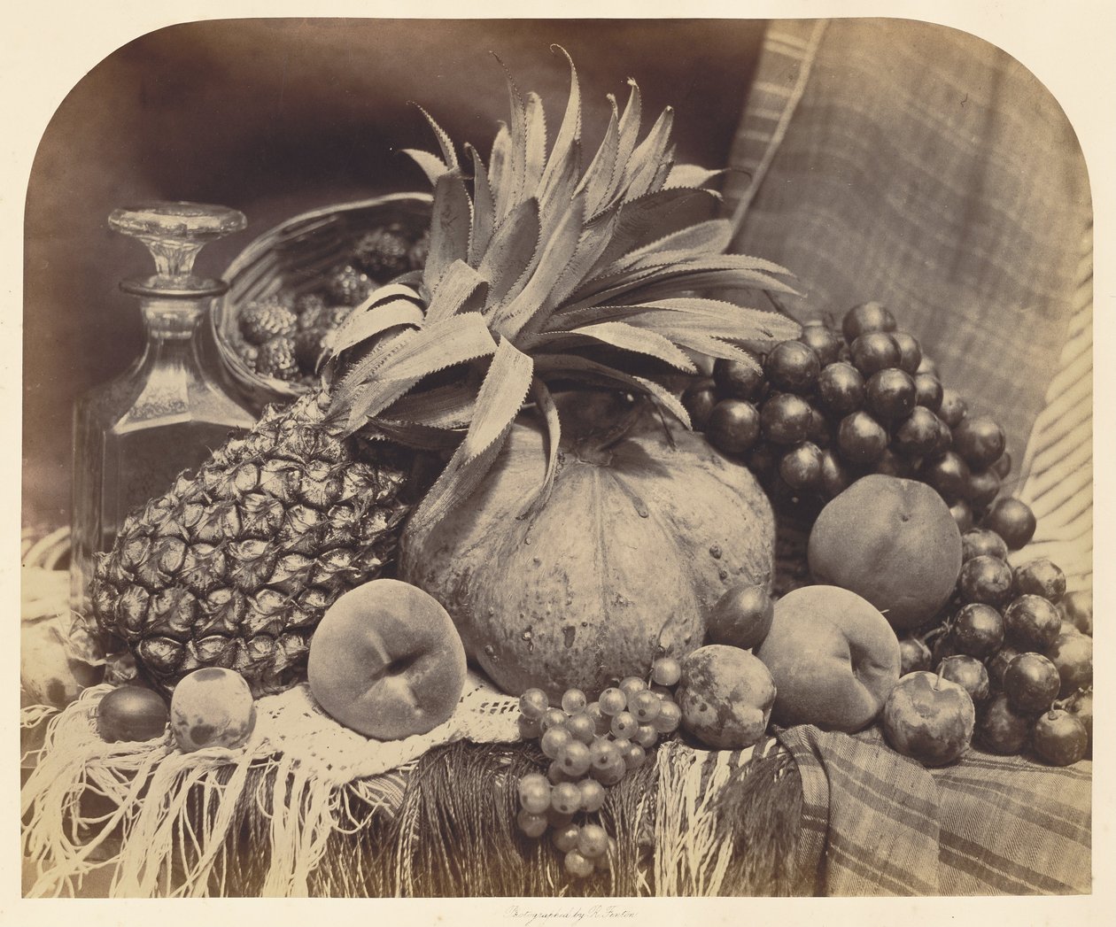 Stillleben mit Früchten und Karaffe von Roger Fenton