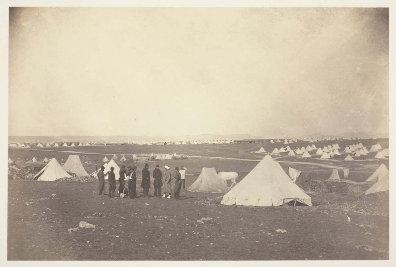 Quartier von General Bosquet mit Blick auf Mackenzie Farm von Roger Fenton