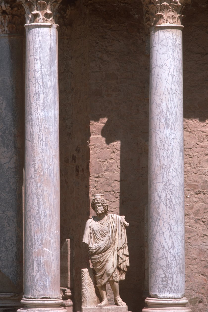 Eine Statue zwischen zwei Säulen von Roman