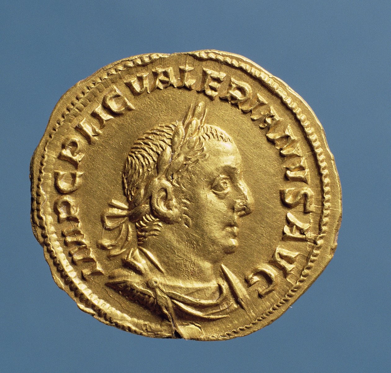 Aureus (Vorderseite) von Valerian I., drapiert, gepanzert, mit Lorbeerkranz. Inschrift: IMP C P LIC VALERIANVS AVG von Roman