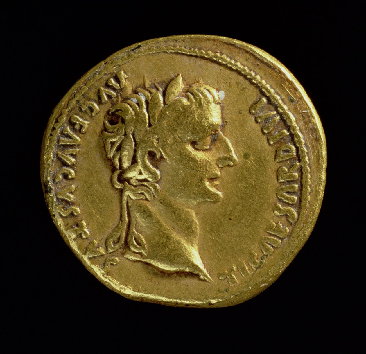 Aureus (Vorderseite) mit dem Kopf von Tiberius (AD 14-AD37) mit Lorbeerkranz. Inschrift: TI CAESAR DIVI AVG F AVGVSTVS von Roman