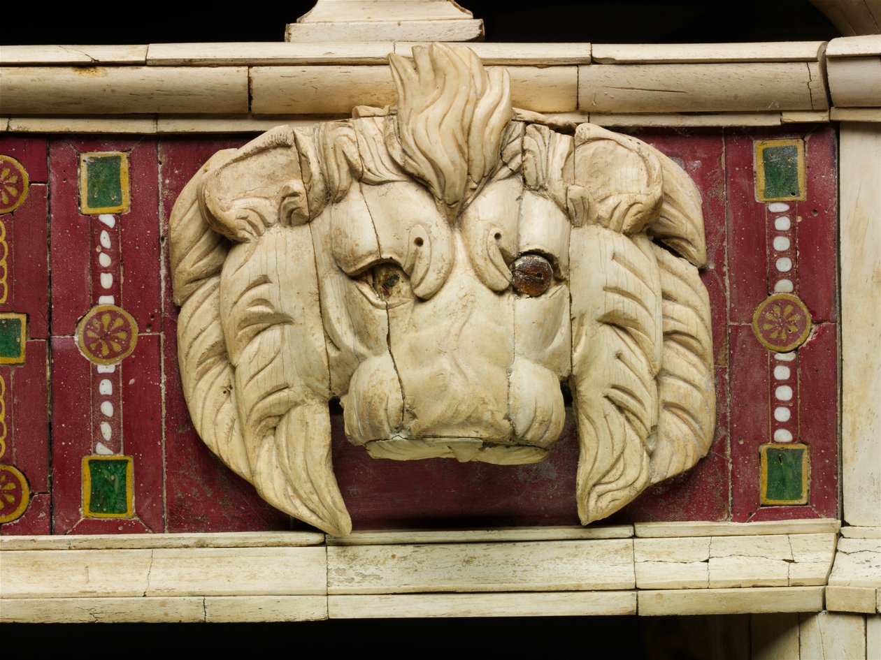 Sofa-Detail mit Knochenschnitzerei eines Löwenkopfes und glaseingelegten Augen, ca. 100 n. Chr. von Roman
