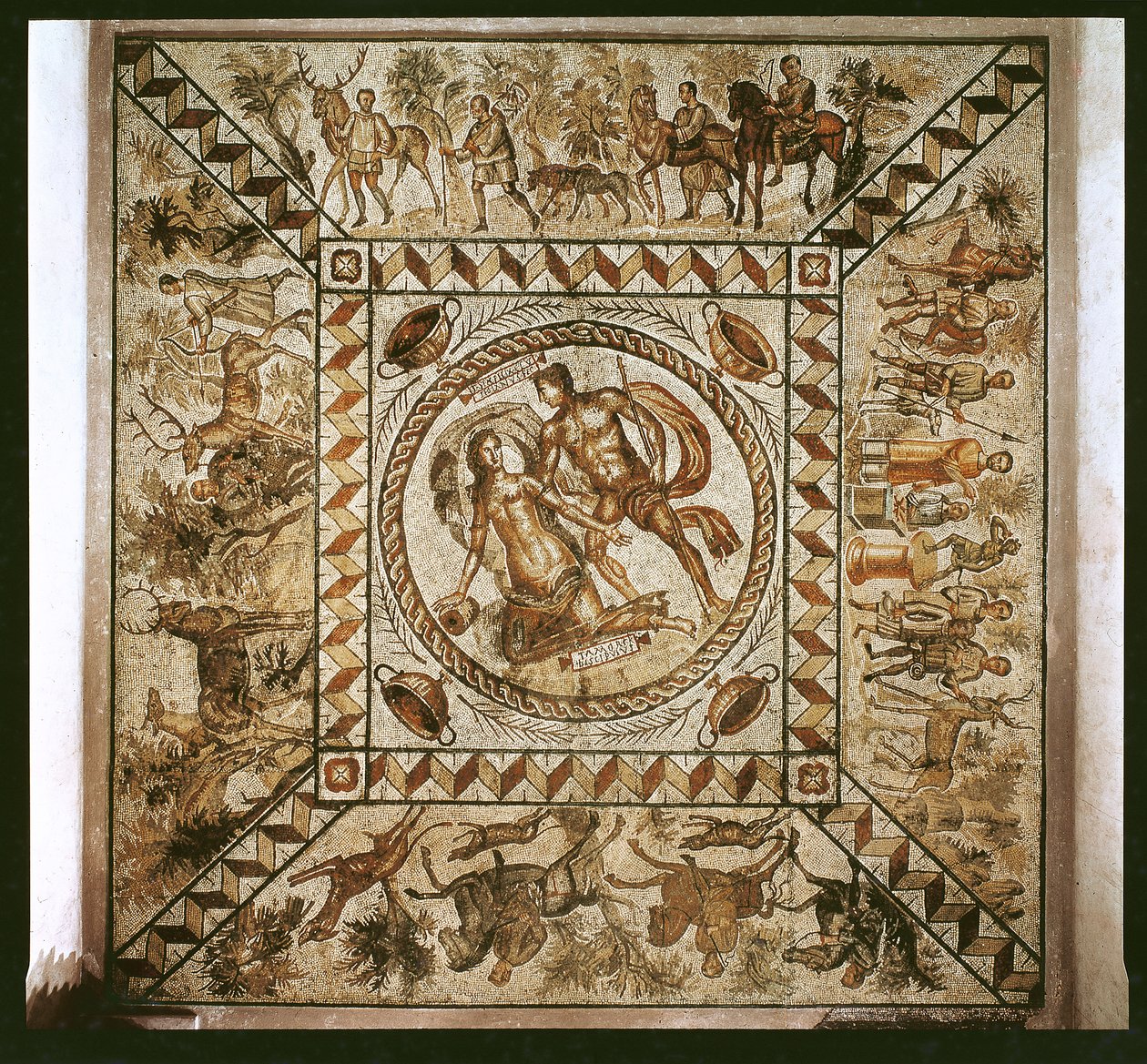 Daphne verfolgt von Apollo, umgeben von Jagdszenen, signiert von Senius Felix, Bürger von Pouzzoles (Mosaik) von Roman